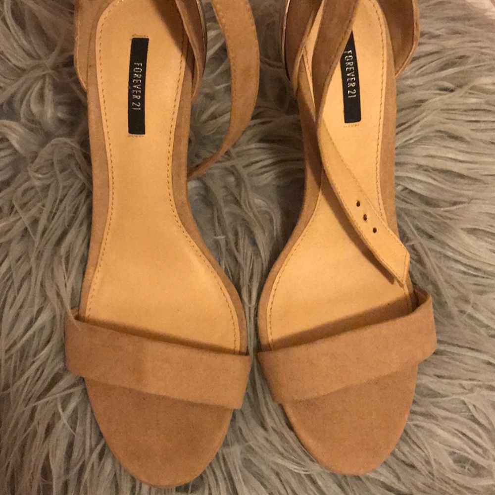 BEIJE HEELS WITH GOLD HEEL